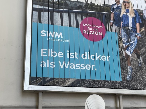 Werbetafel der Stadtwerke Magdeburg: “Elbe ist dicker als Wasser”