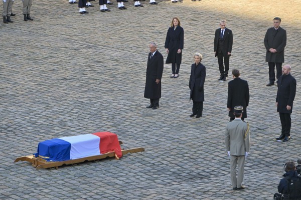 Photo of the EU leaders paying homage to the casket of Jacques Delors covered with the French flag.