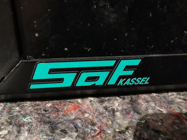 Logo der SaF Kassel an einem Anzeiger